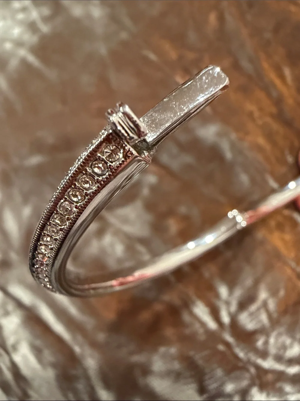 Silver Tone Clear Rhinestone Hinged Bangle Bracelet 24g-1070